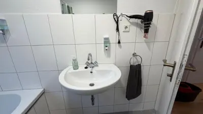 Ein Badezimmer in der Unterkunft Monteurwohnung 3 Ferienwohnung Business Appartement Velbert 6 Personen