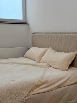 Ein Bett oder Betten in einem Zimmer der Unterkunft Modern, bright apartment for individuals & groups