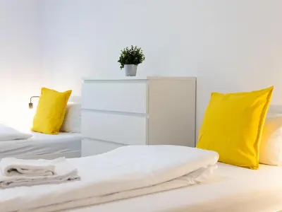 Ein Bett oder Betten in einem Zimmer der Unterkunft BudgetRoom 3 Bedroom Perfect for Teams