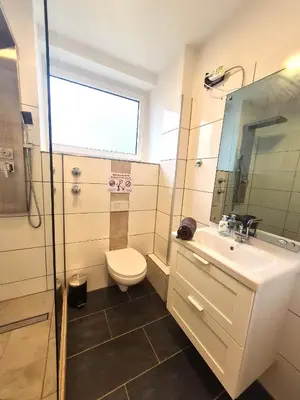 Ein Badezimmer in der Unterkunft Moderne Wohnung mit Balkon und top Anbindung