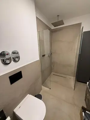 Ein Badezimmer in der Unterkunft NEU - APARTMENT FOR 6 IN HAGEN- DIRECT PARKING! A45 - A1 - A46 Richtung Dortmund Netflix - WIFI, Fully-Automatic-COFFEMASHINE, KITCHEN, NETFLIX, DISNEY