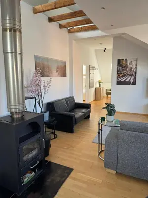 Ein Sitzbereich in der Unterkunft Helle Dachgeschoßwohnung am Laurentiusplatz
