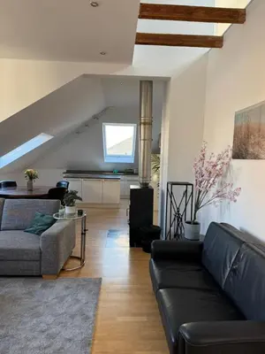 Ein Sitzbereich in der Unterkunft Helle Dachgeschoßwohnung am Laurentiusplatz