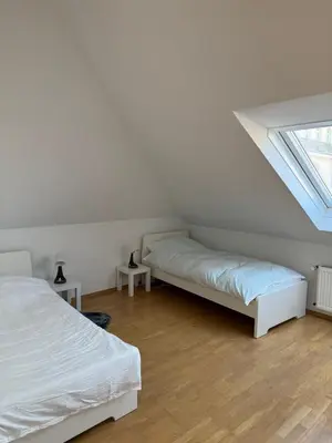 Ein Bett oder Betten in einem Zimmer der Unterkunft Helle Dachgeschoßwohnung am Laurentiusplatz