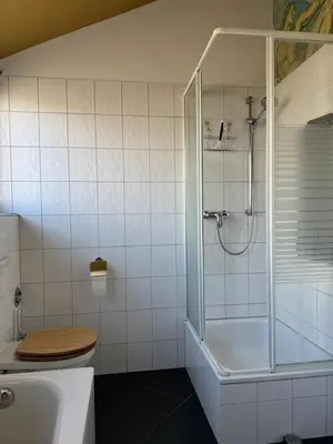 Ein Badezimmer in der Unterkunft Helle Dachgeschoßwohnung am Laurentiusplatz