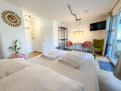Ein Bett oder Betten in einem Zimmer der Unterkunft Apartment with balcony, good parking for long stay