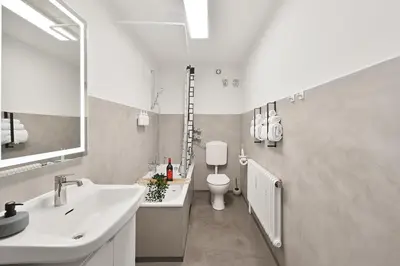 Ein Badezimmer in der Unterkunft Beautiful 2-Room Apartment in City Center with Kitchen and Free Wifi