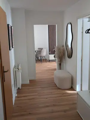 Ein Sitzbereich in der Unterkunft Komplett renovierte Design-Wohnung in Stadtnähe