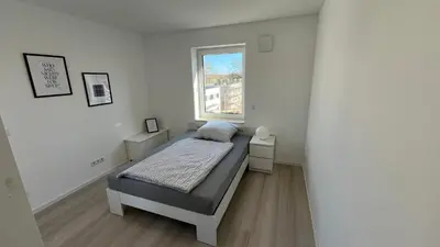 Ein Bett oder Betten in einem Zimmer der Unterkunft Neue und modische Wohnung im Duisburger Süden