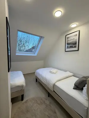 Ein Bett oder Betten in einem Zimmer der Unterkunft Modernes Apartment mit Smart-TV & WLAN nahe Messe