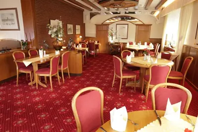 Ein Restaurant oder anderes Speiselokal in der Unterkunft Hotel Restaurant Fischer