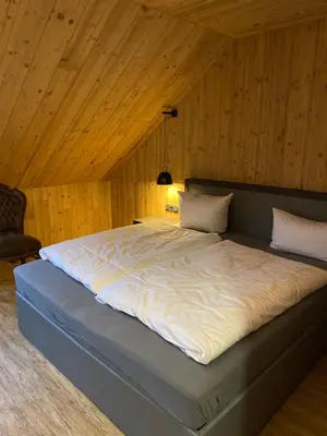 Ein Bett oder Betten in einem Zimmer der Unterkunft Das kleine Landhotel