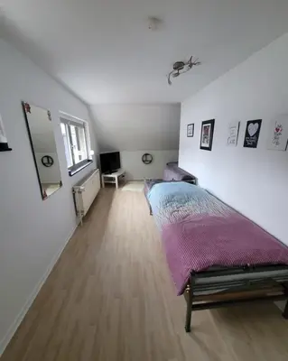 Ein Bett oder Betten in einem Zimmer der Unterkunft Messezimmer am Thewissenweg