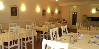 Ein Restaurant oder anderes Speiselokal in der Unterkunft Hotel am Park