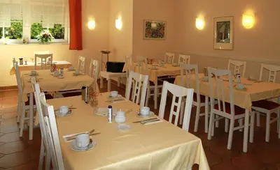 Ein Restaurant oder anderes Speiselokal in der Unterkunft Hotel am Park