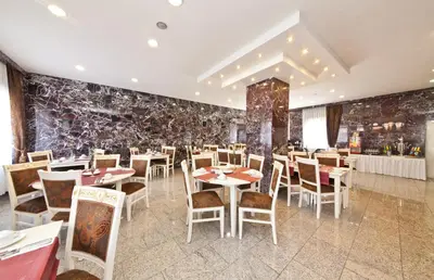 Ein Restaurant oder anderes Speiselokal in der Unterkunft Hotel Unique Dortmund Hauptbahnhof