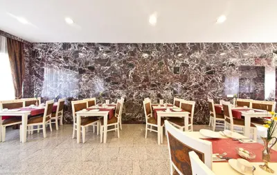 Ein Restaurant oder anderes Speiselokal in der Unterkunft Hotel Unique Dortmund Hauptbahnhof