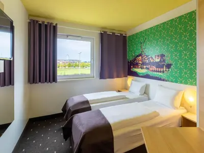 Ein Bett oder Betten in einem Zimmer der Unterkunft B&B Hotel Oberhausen am Centro