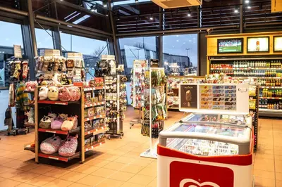 Ein Supermarkt oder andere Läden im Hotel oder in der Nähe