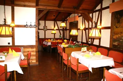 Ein Restaurant oder anderes Speiselokal in der Unterkunft Hotel Restaurant Bieberstuben