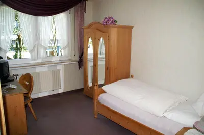 Ein Bett oder Betten in einem Zimmer der Unterkunft Hotel Restaurant Bieberstuben