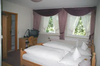 Ein Bett oder Betten in einem Zimmer der Unterkunft Hotel Restaurant Bieberstuben