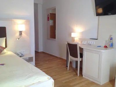 Ein Bett oder Betten in einem Zimmer der Unterkunft Hotel Am Quellberg