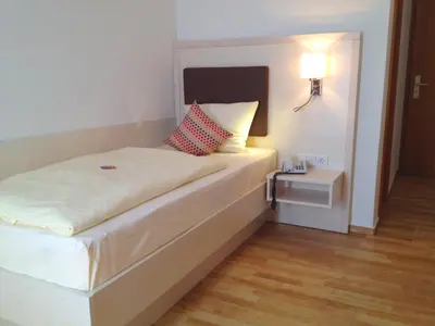 Ein Bett oder Betten in einem Zimmer der Unterkunft Hotel Am Quellberg