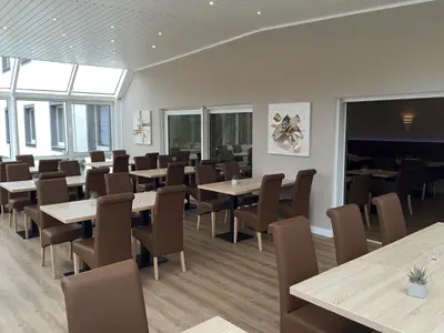 Ein Restaurant oder anderes Speiselokal in der Unterkunft Hotel Am Quellberg