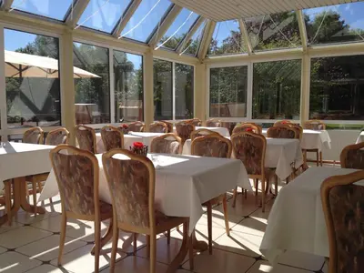 Ein Restaurant oder anderes Speiselokal in der Unterkunft Hotel Am Quellberg