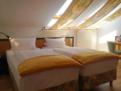 Ein Bett oder Betten in einem Zimmer der Unterkunft Hotel Am Quellberg