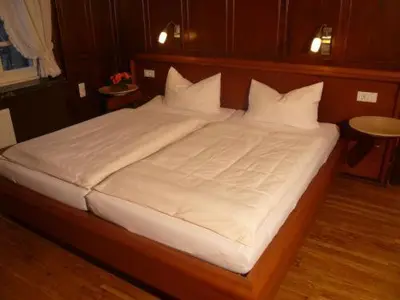 Ein Bett oder Betten in einem Zimmer der Unterkunft Elektro-Hotel Rosenhaus GmbH