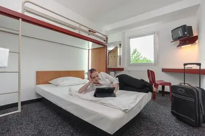 Ein Bett oder Betten in einem Zimmer der Unterkunft bon marché hôtel Bochum
