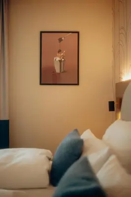 Ein Bett oder Betten in einem Zimmer der Unterkunft guestified LIYANA Hotel