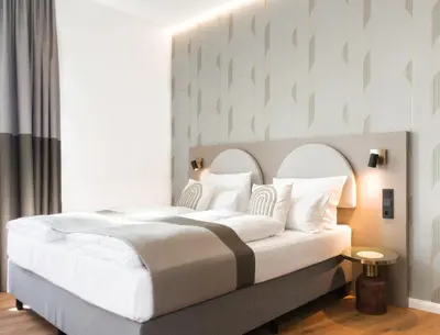 Ein Bett oder Betten in einem Zimmer der Unterkunft guestified LIYANA Hotel