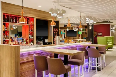 Lounge oder Bar in der Unterkunft Holiday Inn Düsseldorf City – Toulouser Allee by IHG