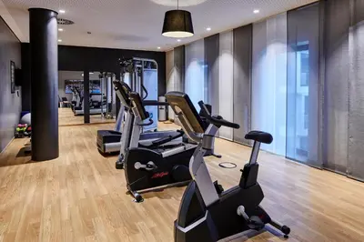 Das Fitnesscenter und/oder die Fitnesseinrichtungen in der Unterkunft Holiday Inn Düsseldorf City – Toulouser Allee by IHG