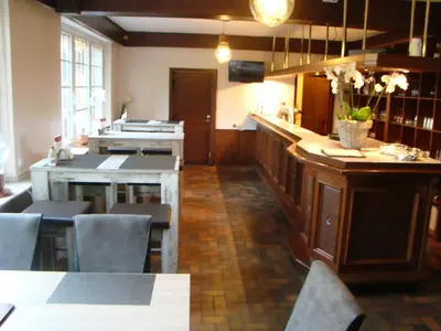 Ein Restaurant oder anderes Speiselokal in der Unterkunft Hotel Haus Schürmann
