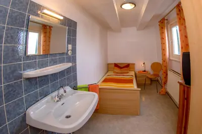 Ein Bett oder Betten in einem Zimmer der Unterkunft Lindenschänke