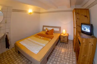 Ein Bett oder Betten in einem Zimmer der Unterkunft Lindenschänke