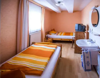 Ein Bett oder Betten in einem Zimmer der Unterkunft Lindenschänke
