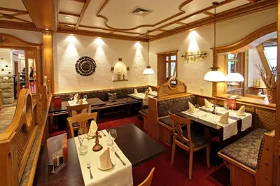 Ein Restaurant oder anderes Speiselokal in der Unterkunft Hotel Zum Hackstück