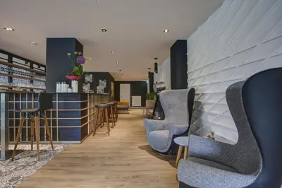 Ein Sitzbereich in der Unterkunft Vienna House Easy by Wyndham Dortmund City