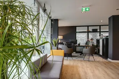 Ein Sitzbereich in der Unterkunft Vienna House Easy by Wyndham Dortmund City