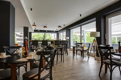 Ein Restaurant oder anderes Speiselokal in der Unterkunft Vienna House Easy by Wyndham Dortmund City