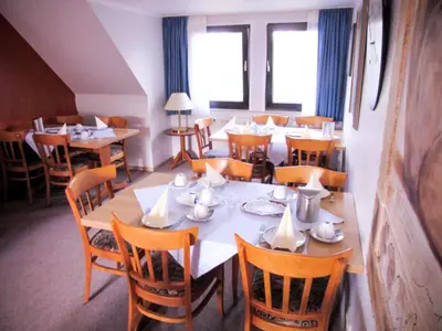 Ein Restaurant oder anderes Speiselokal in der Unterkunft Hotel Zur Flora