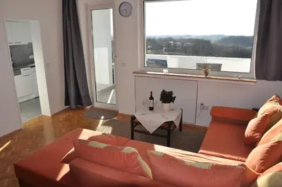 Ein Sitzbereich in der Unterkunft Ferienwohnung Weitblick