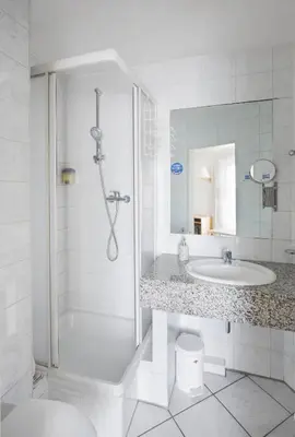 Ein Badezimmer in der Unterkunft Hotel Moerser Hof