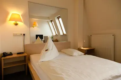 Ein Bett oder Betten in einem Zimmer der Unterkunft Hotel Moerser Hof