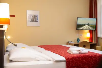 Ein Bett oder Betten in einem Zimmer der Unterkunft Hotel NeuHaus